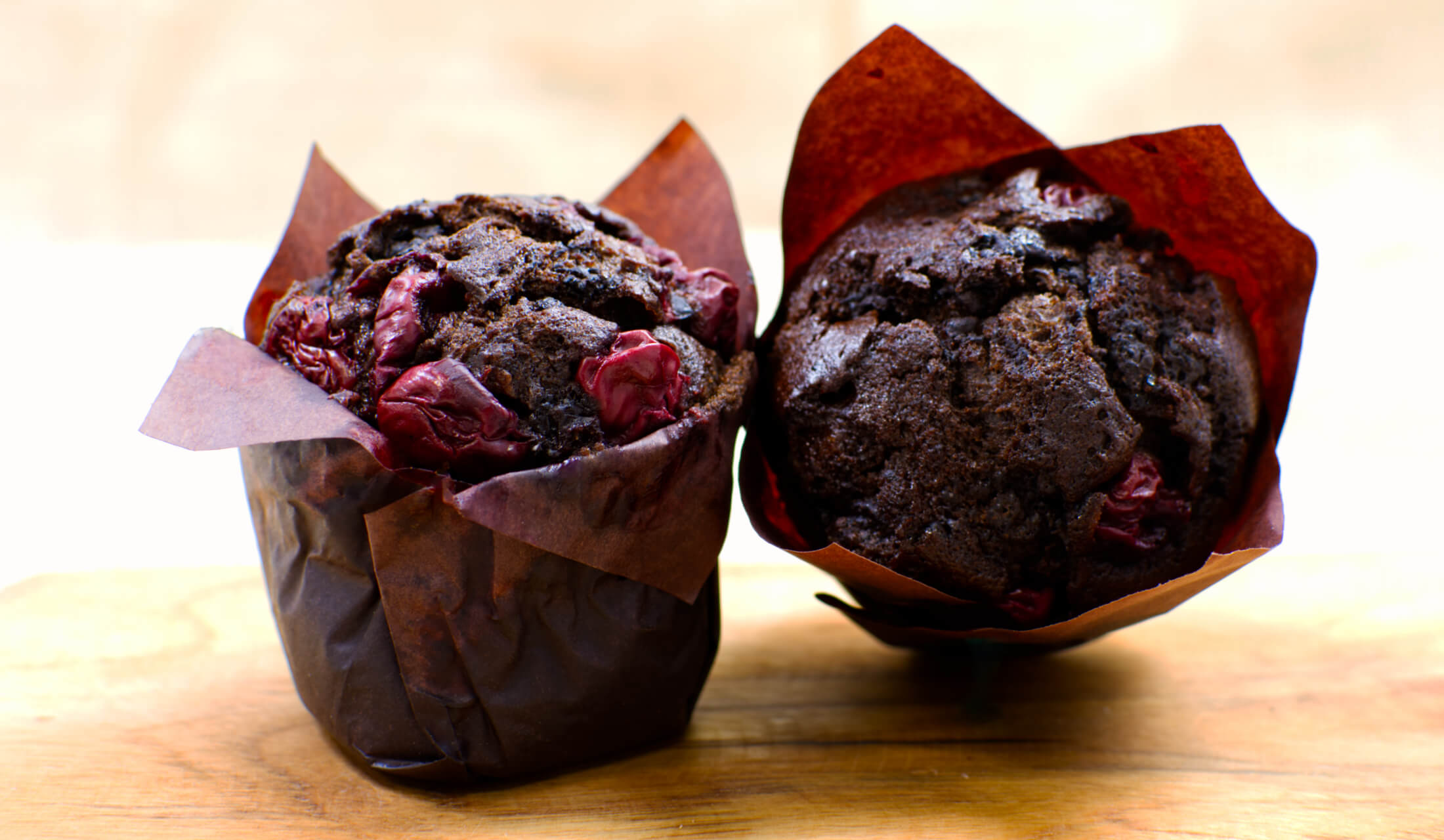 Muffina czekoladowa z wiśniami